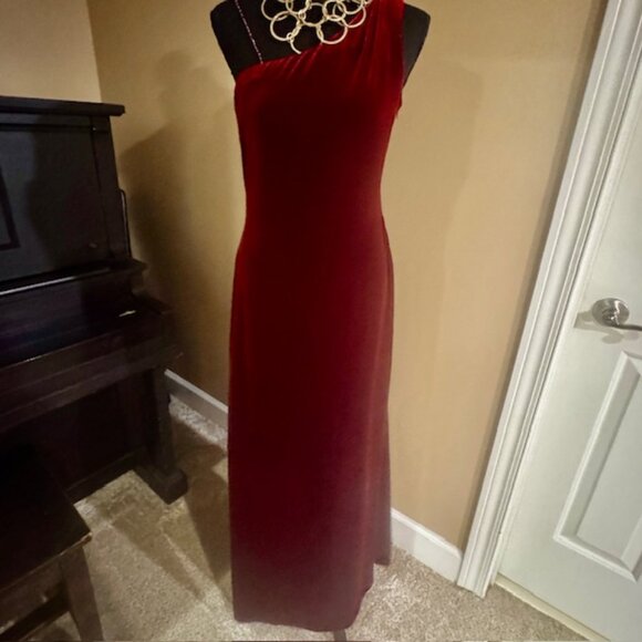 Elegant Cranberry, One Shoulder, Velvet,  Floor length Evening Gown, Size 6 - Picture 9 of 9